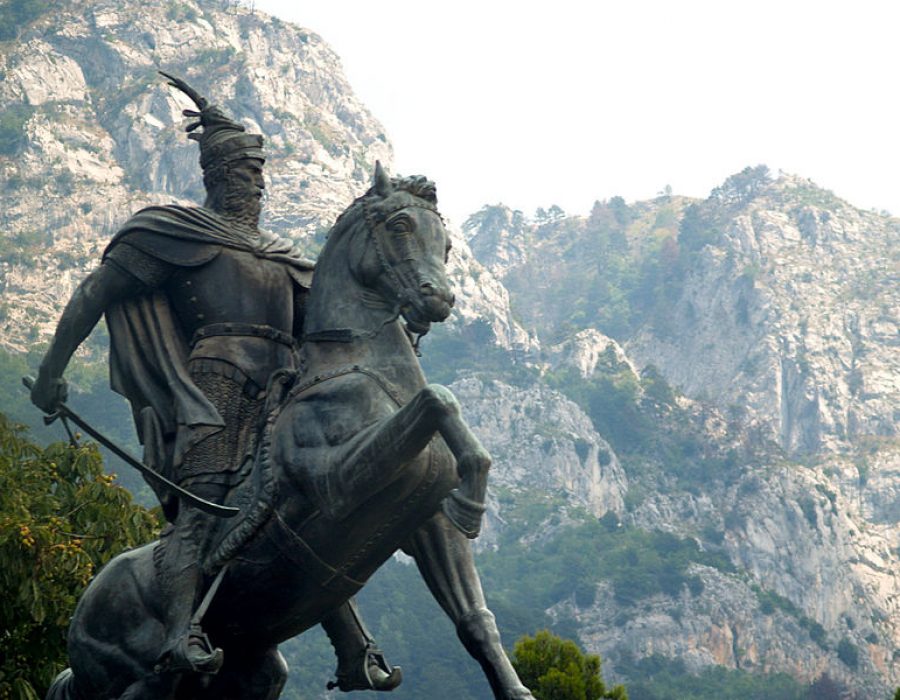 800px-Skanderbeg_Monument_in_Krujë